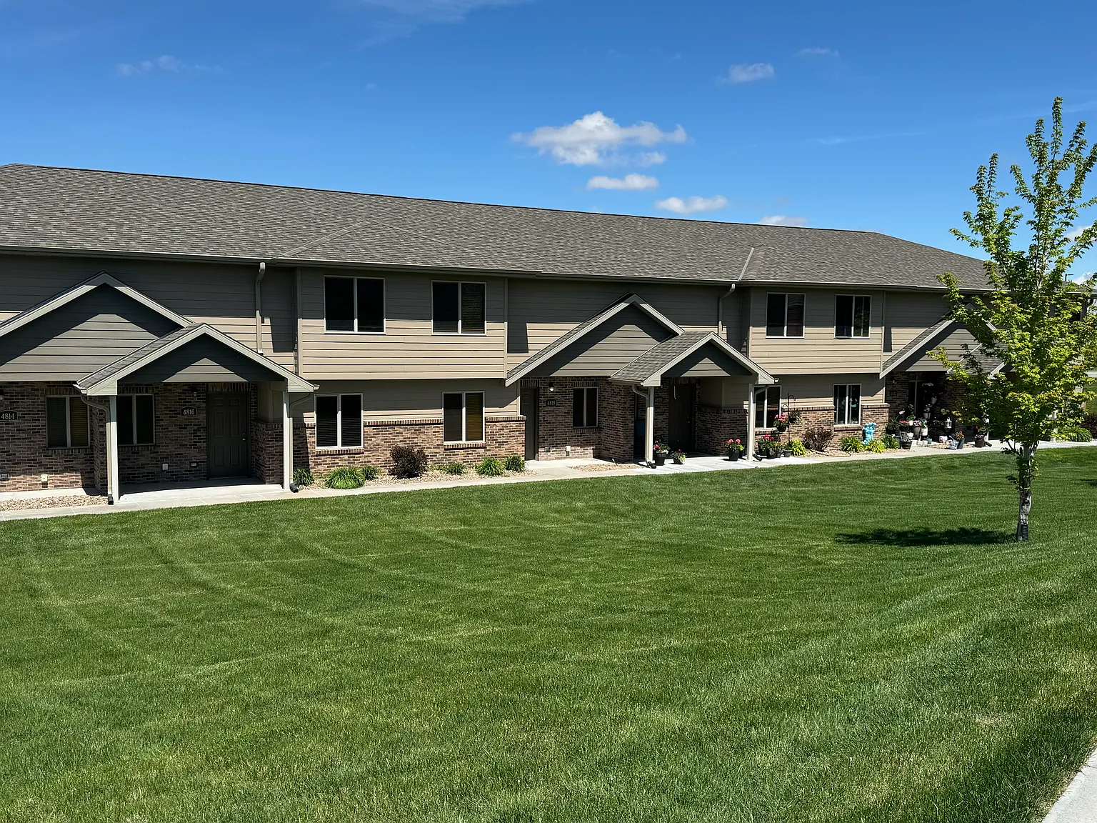3 bed, 3.5 bath, 2100 sqft, $2,000 — Photo 1