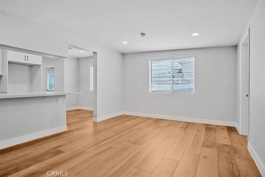4 bed, 1401 sqft, $5,200 — Photo 2