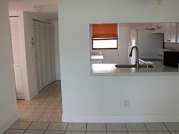 3rd image of 104-10517 NW 11th St #104