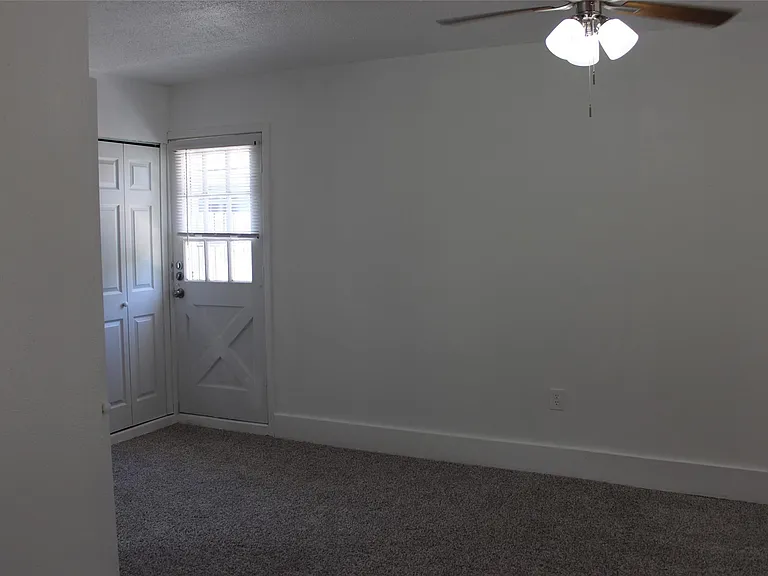210 Brigadoon Ln — Photo 5
