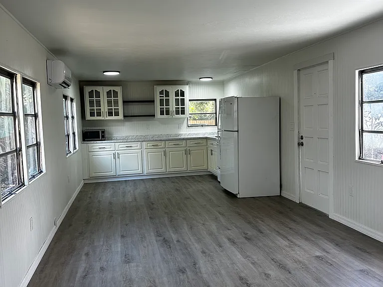 114 Portia St N — Photo 3
