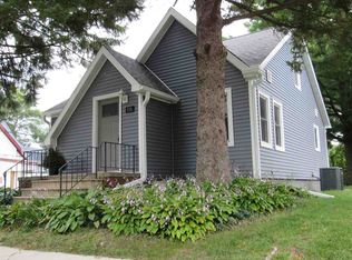 106 7th Ave NE, Independence, IA 50644