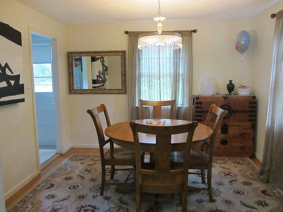 4th image of 10 Evergreen Ave #0000