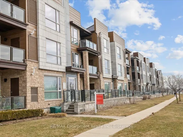 2393 Bronte Rd #205, Oakville, ON L6M 1P5