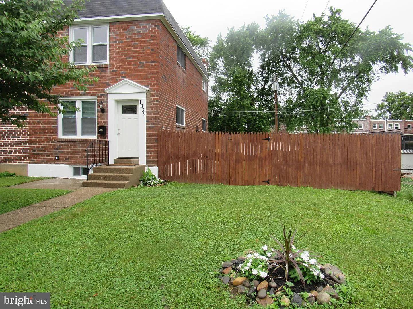 1039 Taylor Dr photo 1