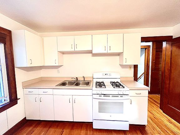 5th image of 3202 W Genesee St #2