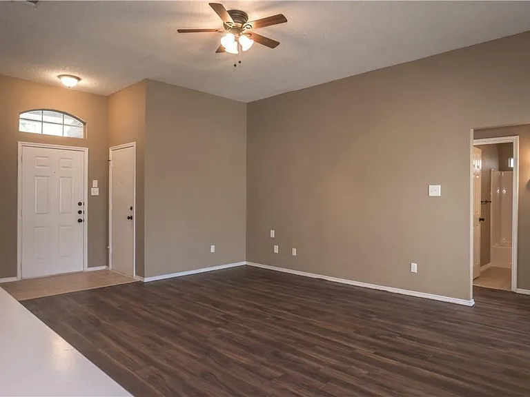 1512 Manitoba Ln — Photo 7