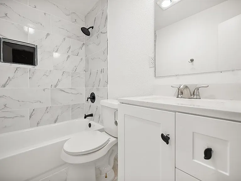 1417 Hamsted St — Photo 9
