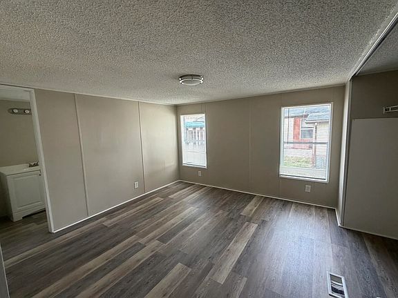4th image of 613 Carriage Lane Est