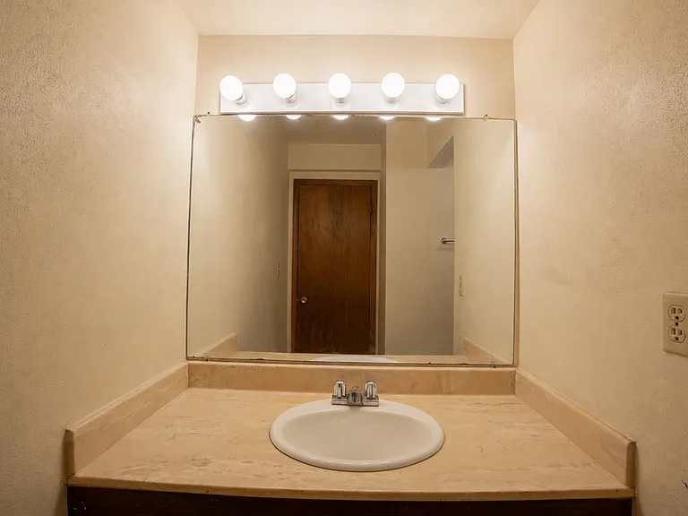 3055 N Oakland Ave — Photo 23