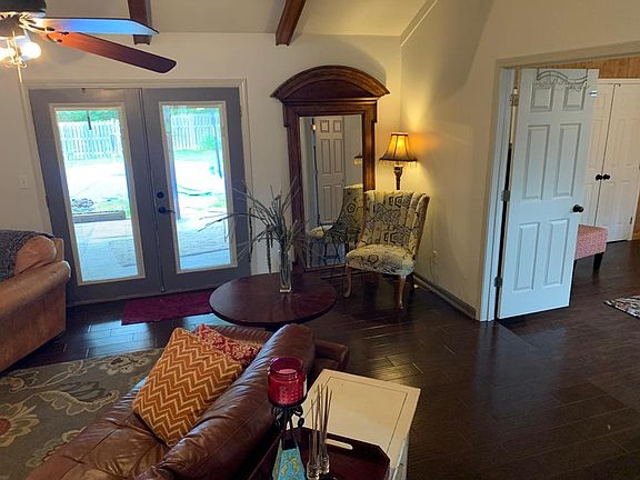4th image of 2104 Holly Hill Dr