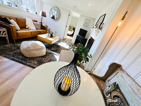 Welcome to Suite Blueberry. A 5 star airbnb in the heart of Weston CT. just 10 minutes from downtown westport, and 15 minutes to Metro North that goes to NYC.