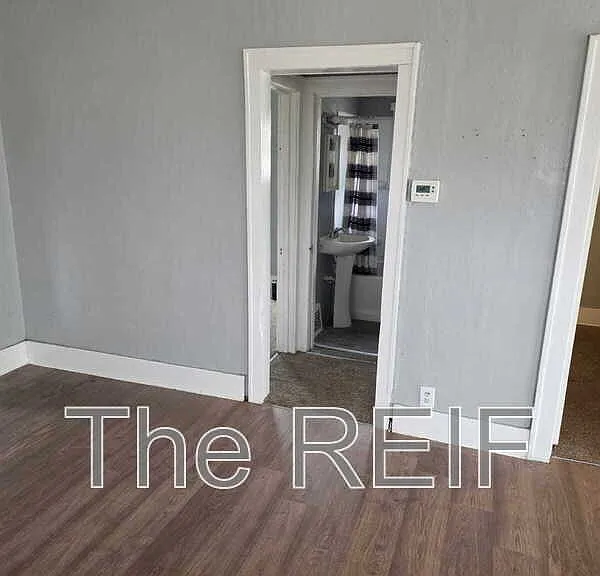 1023 Barrie Ave — Photo 2