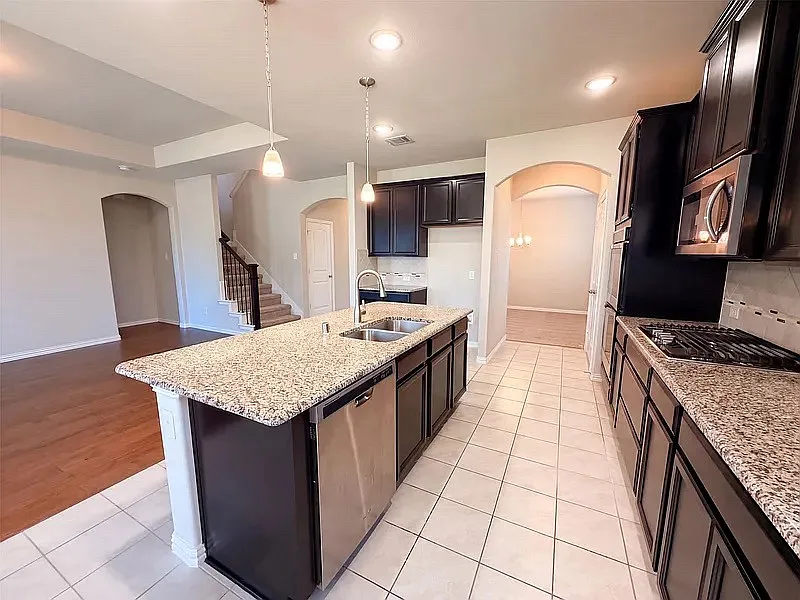3 bed, 2.5 bath, 2730 sqft, $1,820 — Photo 2