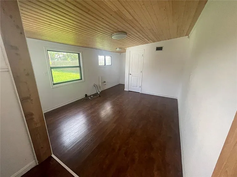 822 E Warren Ave — Photo 9