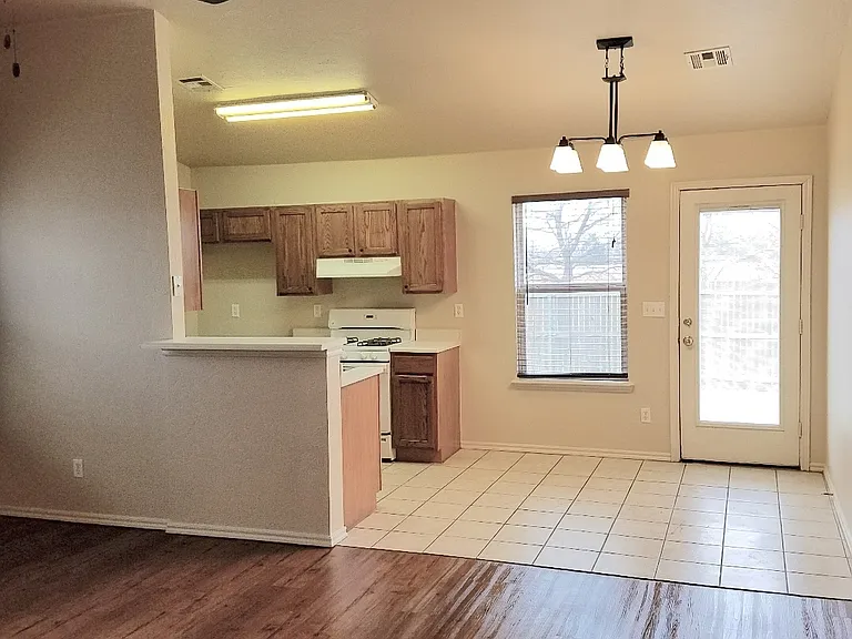 2508-2510 Leeds Ln — Photo 10