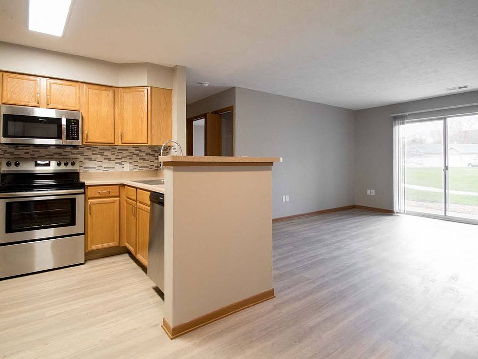 Large One Bedroom/One Bathroom: 900 SF