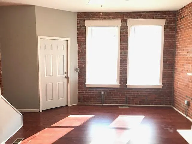 3 bed, 2000 sqft, $1,300 — Photo 2