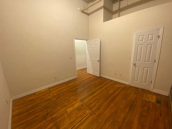 5th image of 507 W College St #Penthouse 104