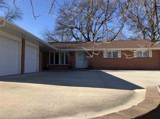125 Lakeview Cir, Crete, NE 68333