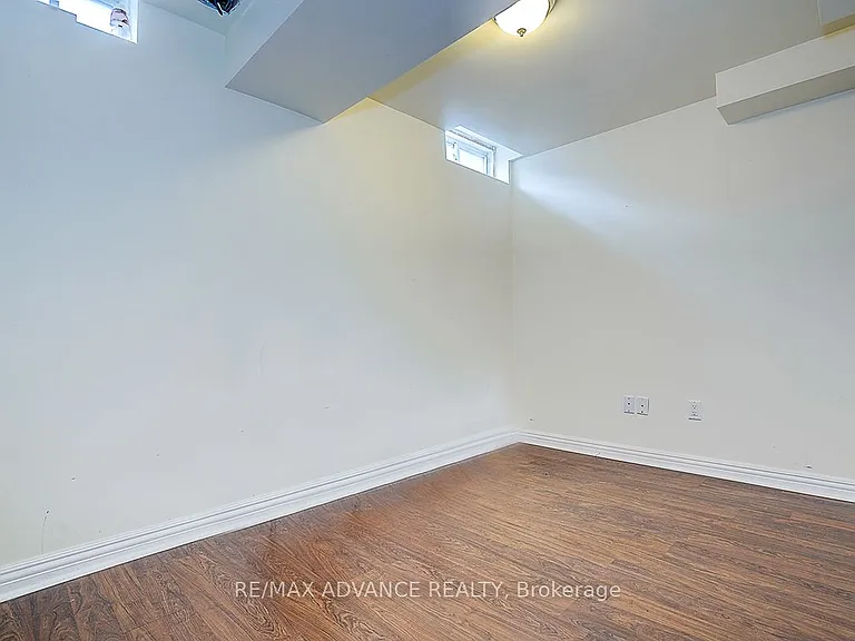 137 Laramie Cres — Photo 33