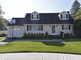 14 Harmony Ct, Syosset, NY 11791