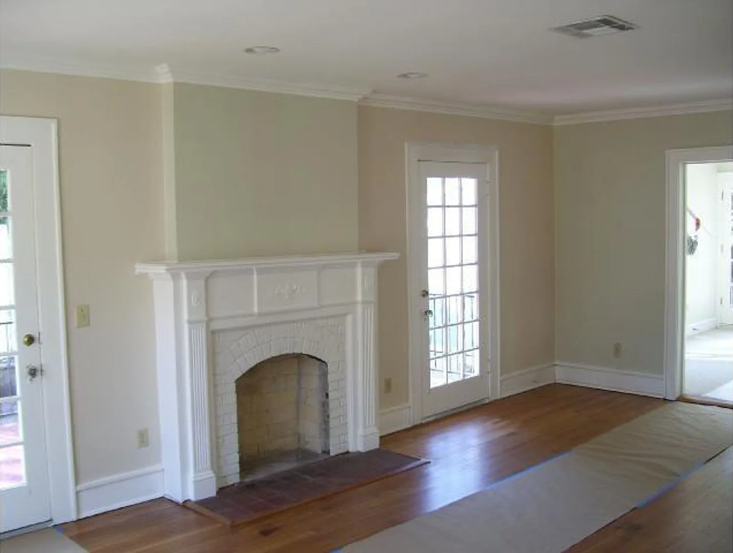 Large 4 Bedroom house with parking in North Campus — Photo 3