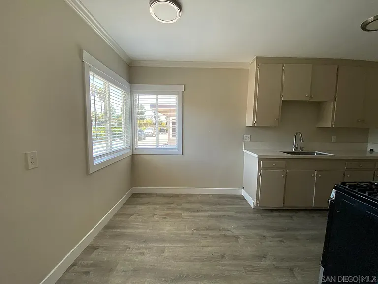 285 S Mollison Ave — Photo 8