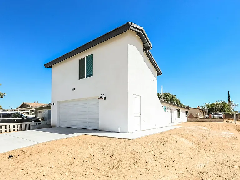 Spacious 3BR/2BA Home with Open Floor Plan, Garage & Washer/Dryer — Photo 31