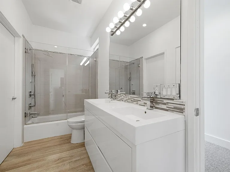 7002 Newcastle St — Photo 15