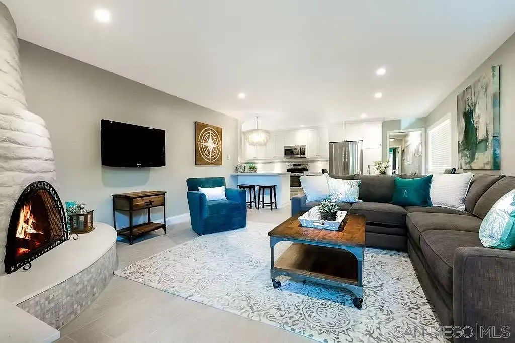 2 bed, 2.0 bath, 1010 sqft, $8,900 — Photo 1
