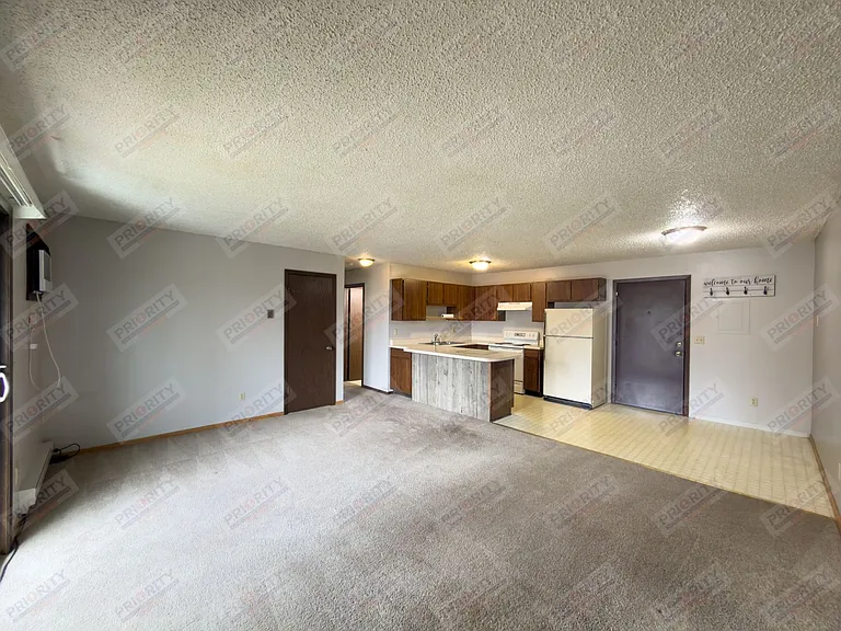 703 Vivian St — Photo 3