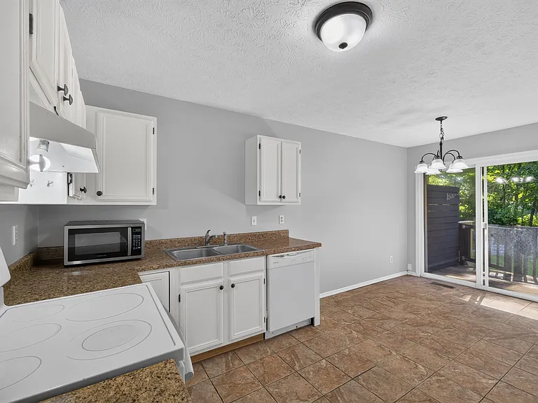 1339 S Hickory Grove Ln — Photo 4