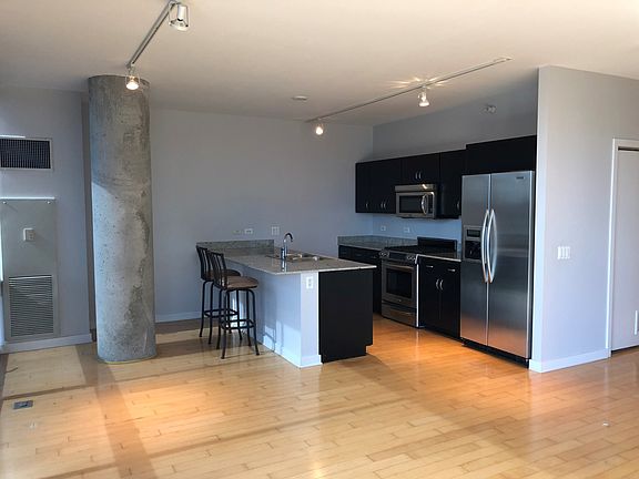 5th image of 860 W Blackhawk St Unit 1001