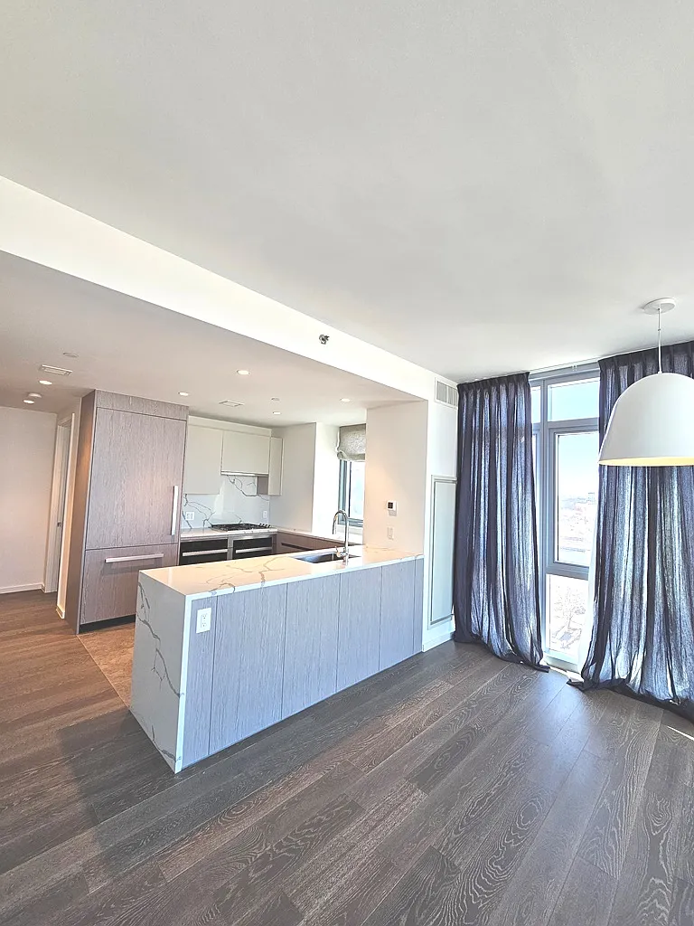 2 bed, 1100 sqft, $5,300 — Photo 2