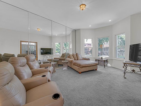 4th image of 523 E 89th Pl