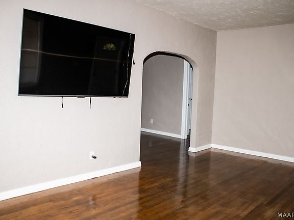 3rd image of 1518 Winona Ave