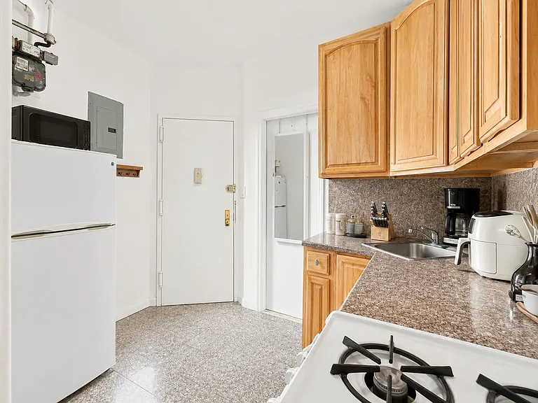 330 W 43rd St #5 — Photo 7