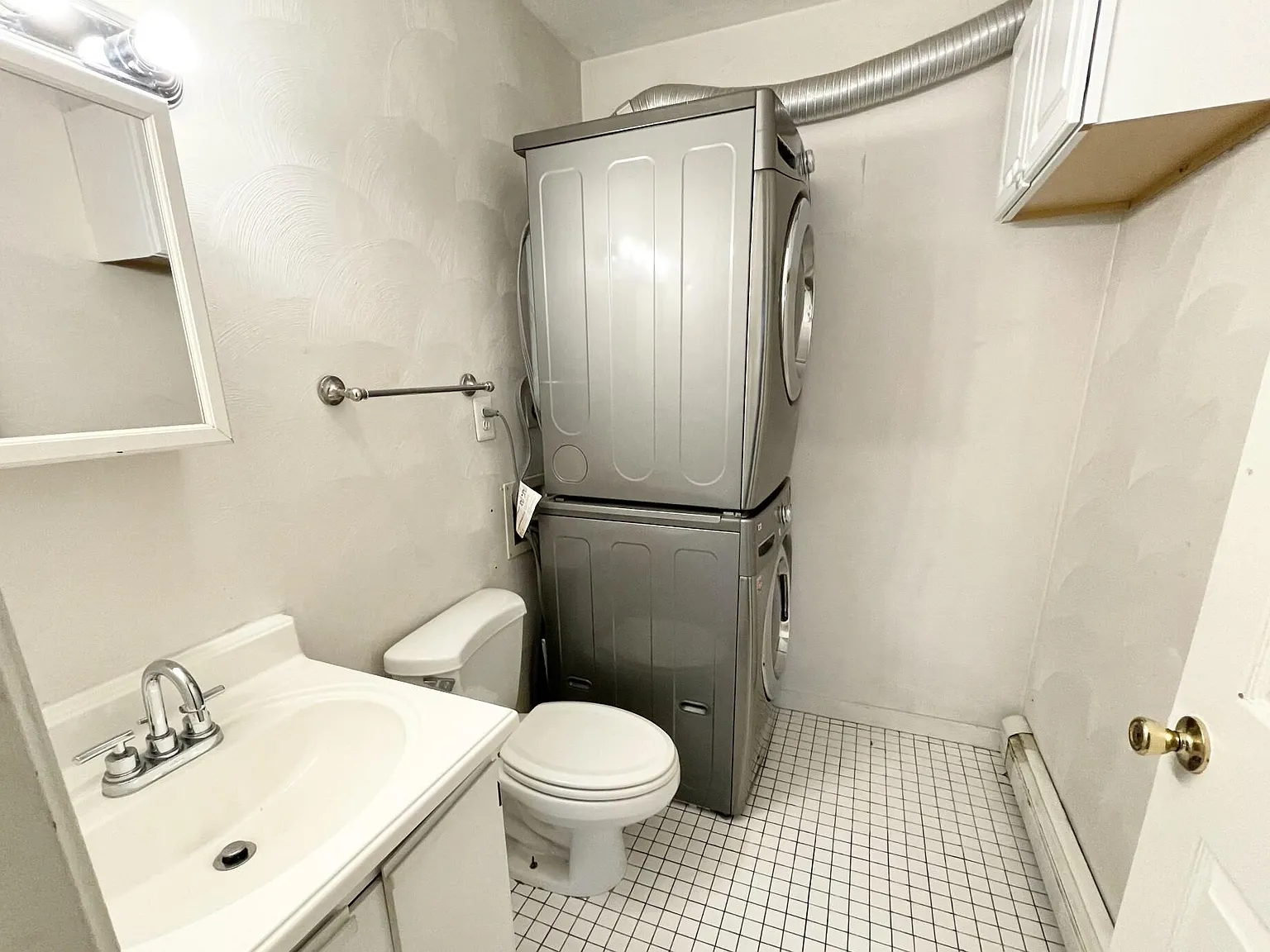4 bed, 1.5 bath, 1100 sqft, $6,400 — Photo 3
