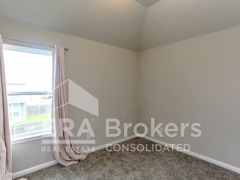 909 Clanton Cv — Photo 17