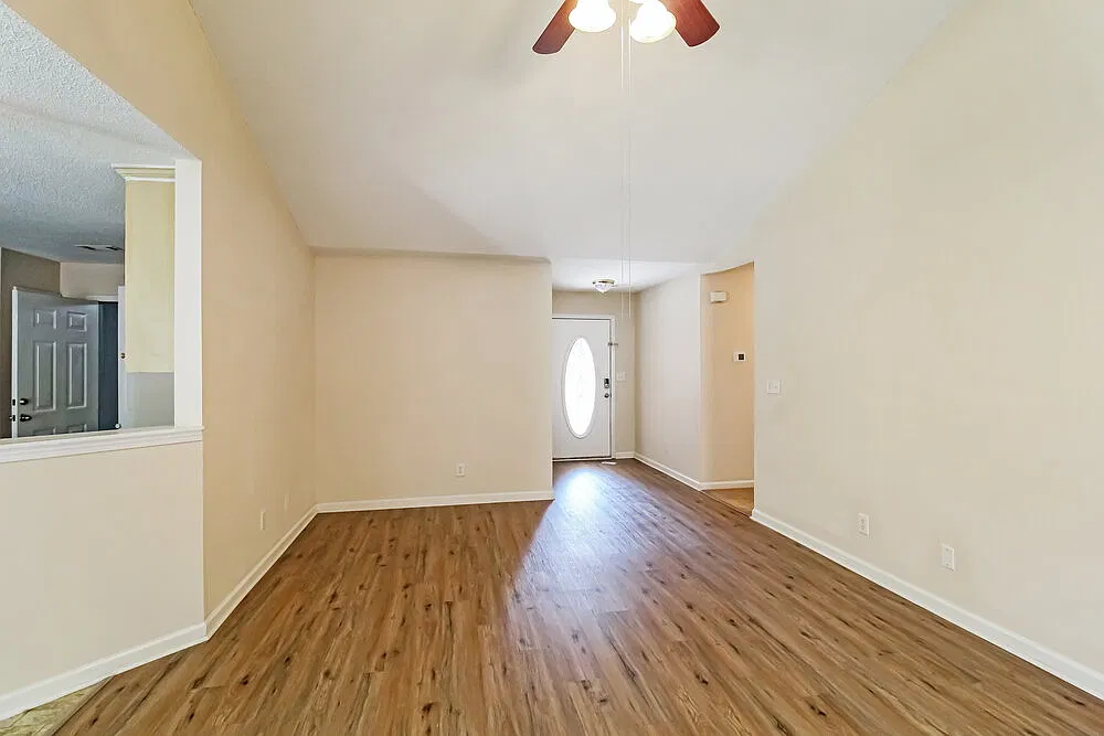 3 bed, 2.0 bath, 1818 sqft, $2,215 — Photo 3