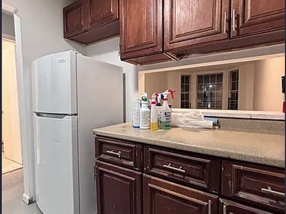 5th image of 1038 Tiffany St #2