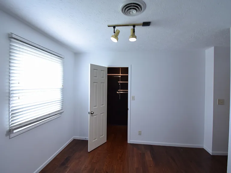 1136 Anthrop Dr — Photo 13