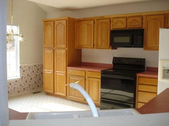 4th image of 305 White Oaks Dr
