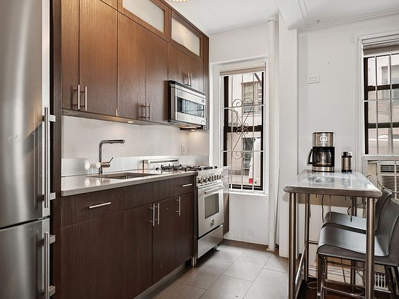 3rd image of 225 W 25th St APT 1E