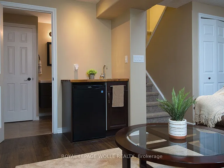 511 Victoria Rd N — Photo 35