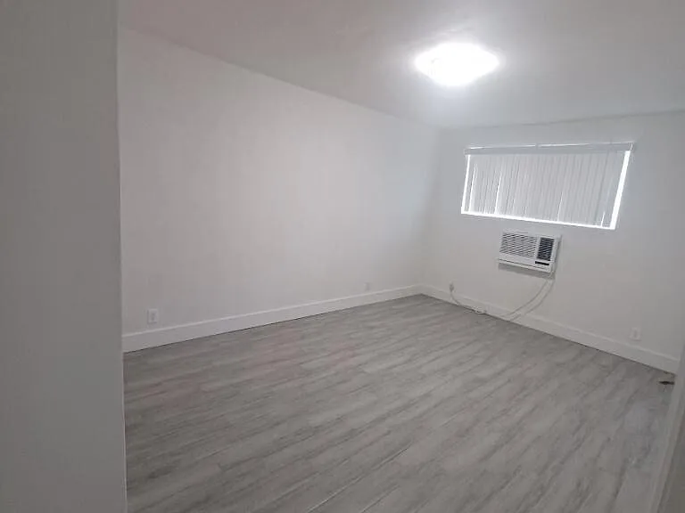 24 SW 13th St #1-5 — Photo 1
