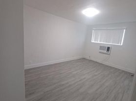 24 SW 13th St, Dania, FL