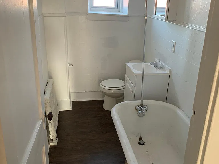 1043 Powell St — Photo 12