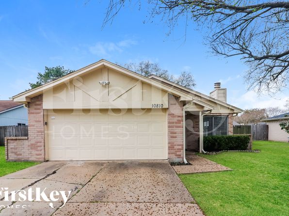 10810 Lakewood Oaks Dr